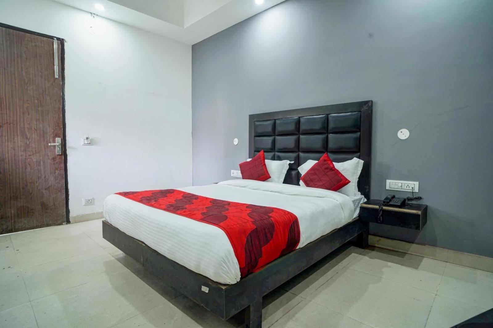 A1rooms By Family * New Delhi